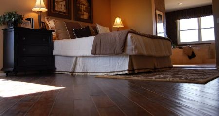 Какое напольное покрытие выбрать для спальни?
