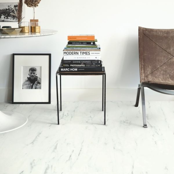 Виниловая плитка Quick-Step Ambient Glue Plus Белый каррарский мрамор
